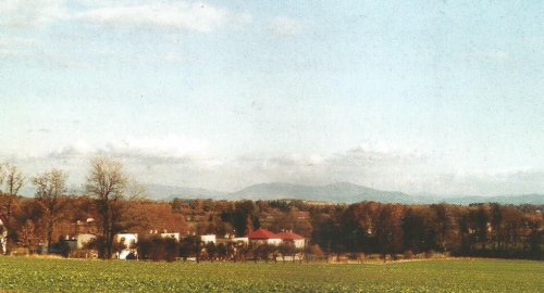 Osada Vyrumbané v dáli pod kopcem za lesem ... Horní Tošanovice, Mgr. Irena Cichá