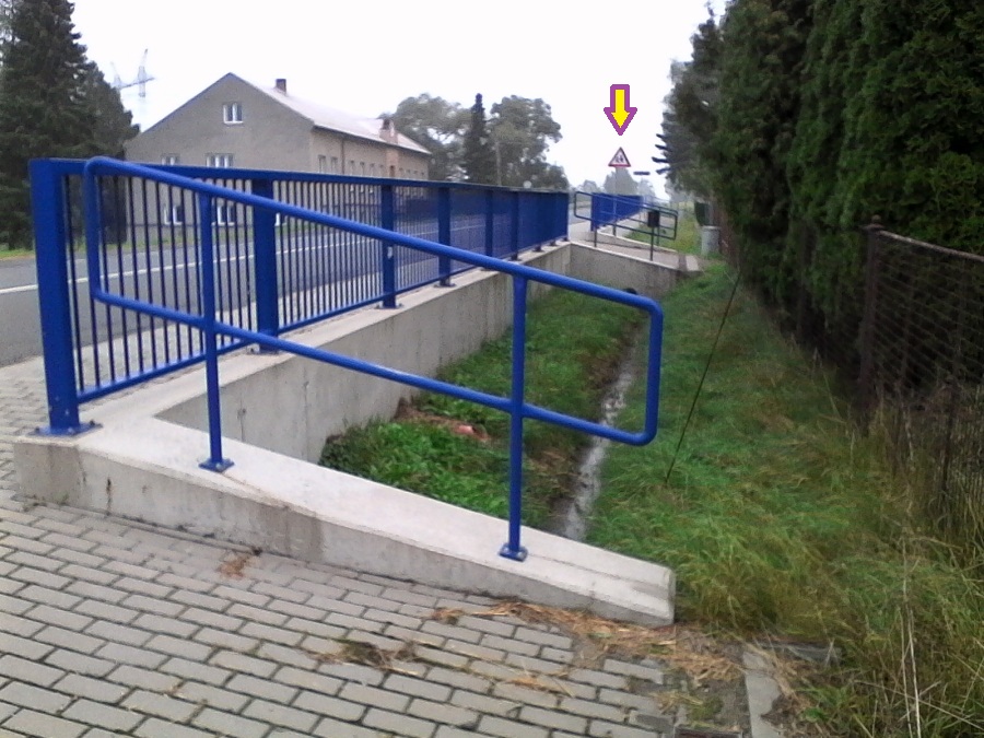 Škola bez dětí se značkou Pozor děti, Chodník pro sebevrahy se zábradlím bránícím ve výhledu