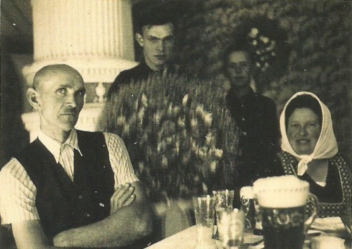 Hegrovi František a Anežka, v pozadí vlevo kachlová kamna ... Horní Tošanovice, Mgr. Irena Cichá